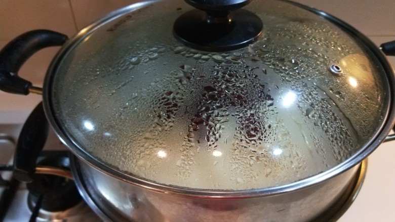 春天的花开了 枣花馒头,铺上屉布放入锅中二次发酵20分钟。开水蒸10中即可。