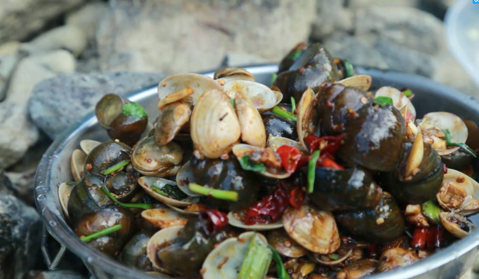 躺在河里吃大宴，活的潇洒似神仙