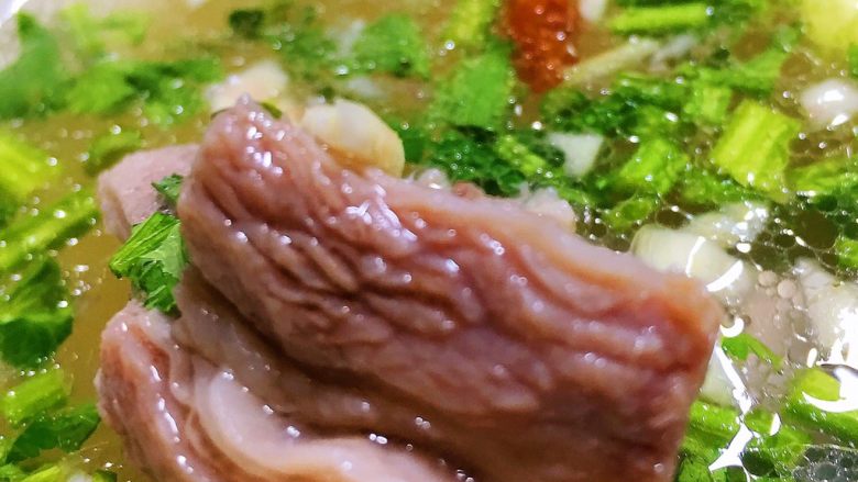 美味羊汤,炖汤最好是用砂锅,其次家里的炒菜锅,要方便就用高压锅,省心省力省事,保证肉质细腻柔软。这就要看你的时间了,高压锅炖汤前期加多少水,煮完就多少,不会少,不像砂锅,会随着蒸汽蒸发掉很多汤