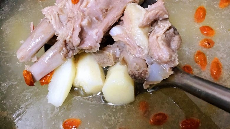 美味羊汤,然后洗净,跟山药一起入锅,装进高压锅,加入一锅满满的山泉水(矿泉水)也可,水好汤就好昂,不可用水龙头水。然后按煲汤键即可