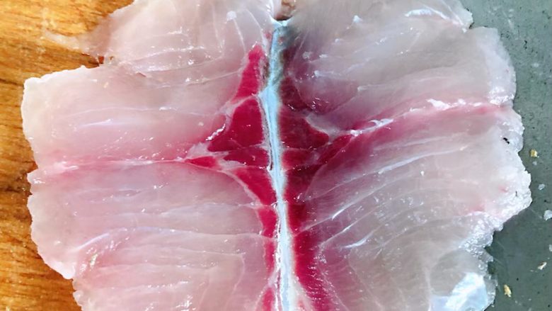 酸菜鱼片汤,鱼肉斜刀片成蝴蝶状薄片(不要太薄哦)