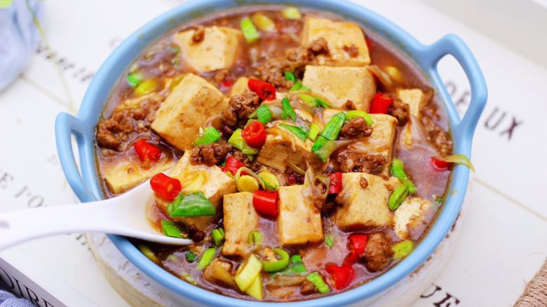 肉末青蒜烩豆腐,啦啦啦,超级好吃又下饭的肉末青蒜烩豆腐就出锅咯。