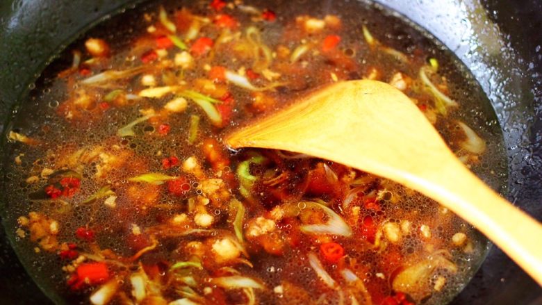 肉末青蒜烩豆腐,翻炒均匀后,锅中倒入适量的清水。