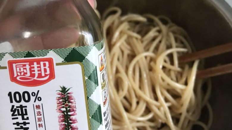 鸡翅意面,意面捞起拌一点芝麻油,使面香和不容易粘连。