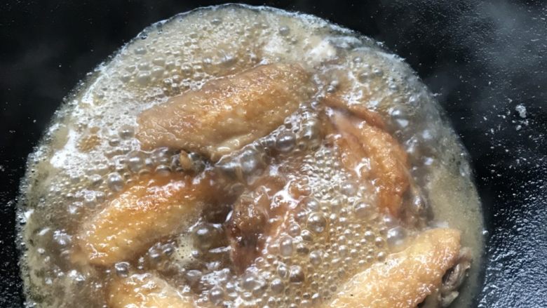 鸡翅意面,大火煮开转小火煨煮,煮至接近收干汁。