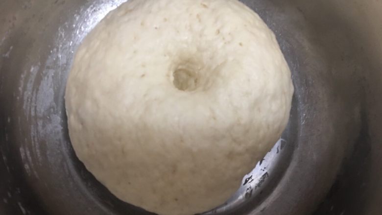 香菇馒头,放置温暖的地方发酵至2倍大,若时间紧张可以省去发酵这一步,包保鲜膜静置醒发20分钟