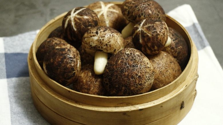 香菇馒头,然后大火烧开,上汽后将蒸笼放入蒸锅,大火蒸10分钟焖2分钟后取出