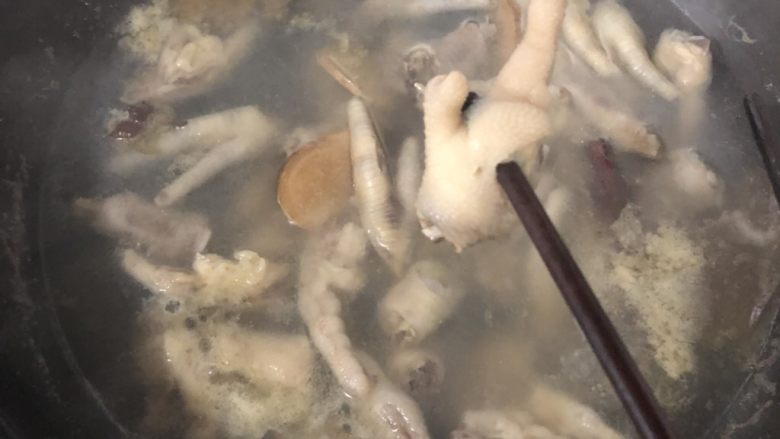 网红柠檬泡椒凤爪,水开后再煮10分钟左右就可以了,用筷子很容易戳穿就可以了!