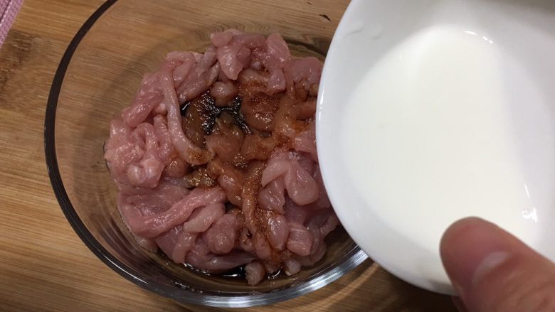 青椒肉丝,加适量水淀粉