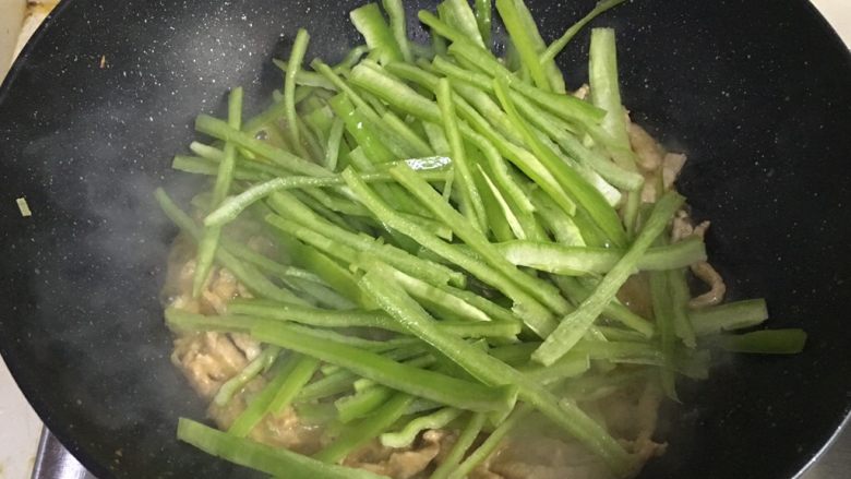 青椒肉丝,肉丝炒至变白后,加入青椒丝拌炒