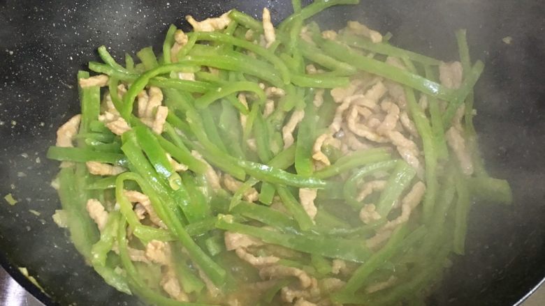 青椒肉丝,翻炒均匀,准备出锅