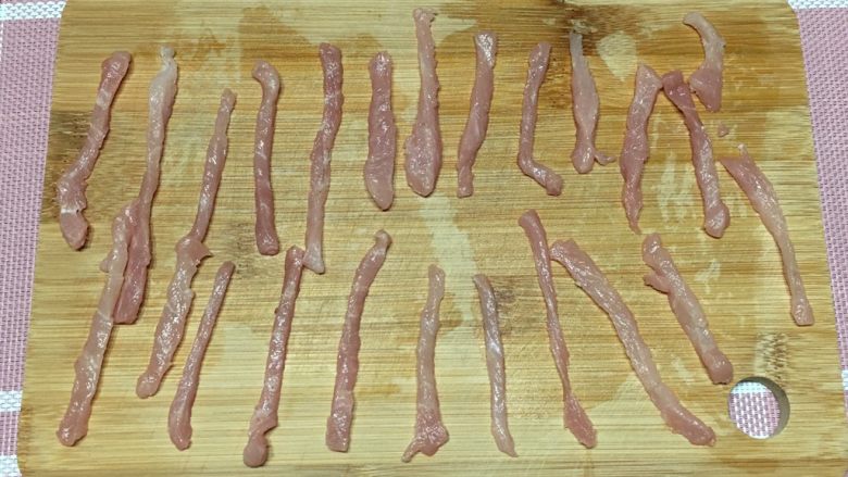 青椒肉丝,切丝,长短大小尽量一致