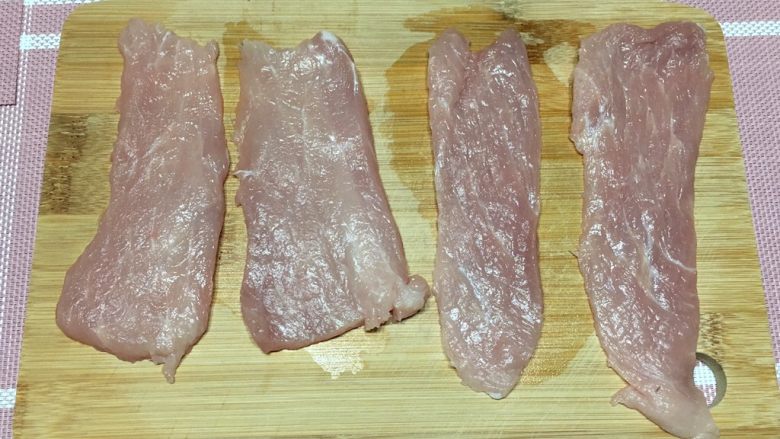 青椒肉丝,猪肉切片,厚度均匀