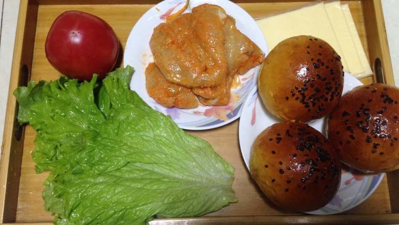 泡菜鸡肉汉堡包,
准备材料,蔬菜洗净,鸡肉恢复室温