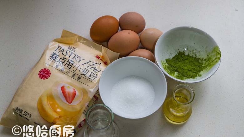 抹茶草莓蛋糕卷,先备齐材料,抹茶粉是五十铃的,温开水是80度左右的水。
