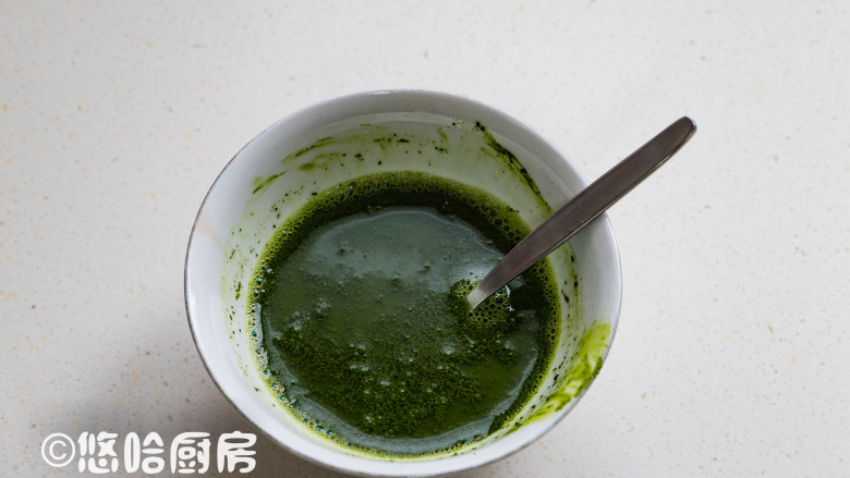 抹茶草莓蛋糕卷,抹茶粉用温开水融开,用勺子搅匀,若感觉有颗粒,可以过一次筛。
