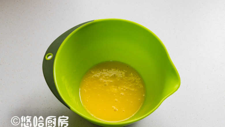 抹茶草莓蛋糕卷,蛋清、蛋黄分开至2个无油无水干净的容器中,蛋黄中放入10克细砂糖和<a style='color:red;display:inline-block;' href='/shicai/ 140122'>玉米油</a>,用手抽搅匀。