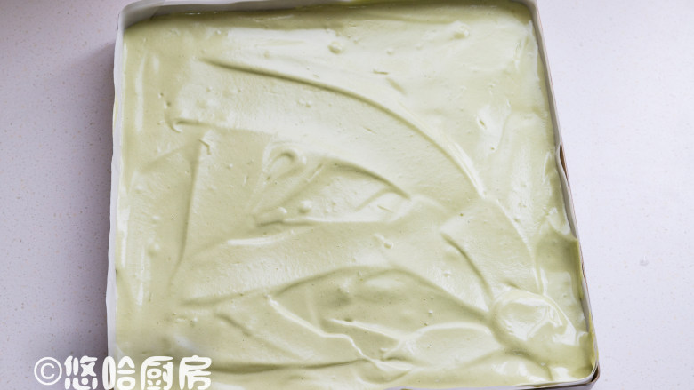 抹茶草莓蛋糕卷,拌匀的面糊倒回余下的蛋白霜中,继续以切拌的方式拌匀。拌匀的面糊倒入已铺好油布的烤盘中,表面大致刮平。