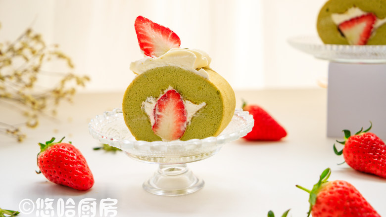 抹茶草莓蛋糕卷,吃之前将蛋糕2头不整齐的地方切掉,在蛋糕上面挤上淡奶油,摆上草莓装饰一下即可。