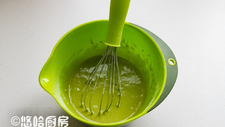抹茶草莓蛋糕卷,加入抹茶水搅匀,筛入金龙鱼低筋面粉,用手抽用“Z”字型手法拌匀待用。
