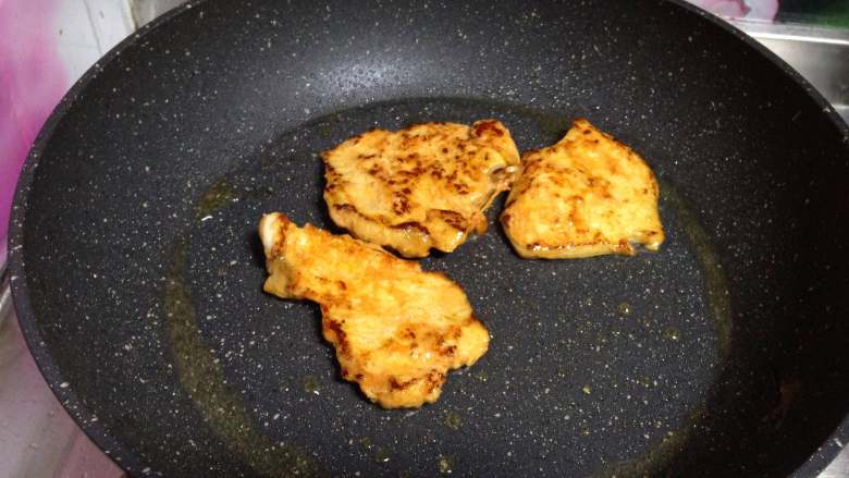 泡菜鸡肉汉堡包,
不粘锅加少许油烧热,放入鸡肉煎至两面金黄成熟