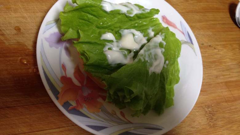 泡菜鸡肉汉堡包,
面包胚底部放入一片生菜,以个人口味挤上少许<a style='color:red;display:inline-block;' href='/shicai/ 4856'>沙拉酱</a>