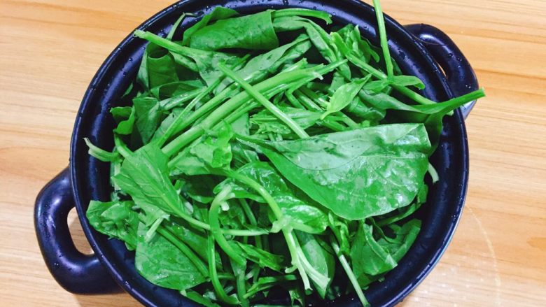 凉拌菠菜,菠菜去根洗净..一棵弄两段,直接用手弄