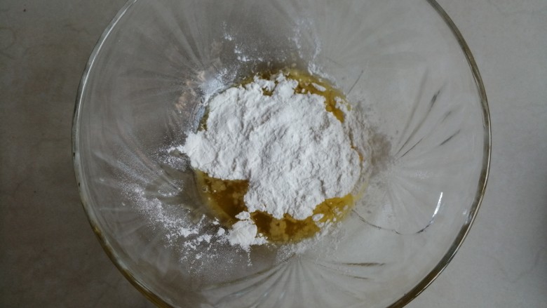 香草舒芙蕾,黄油融化成液体,面粉倒入