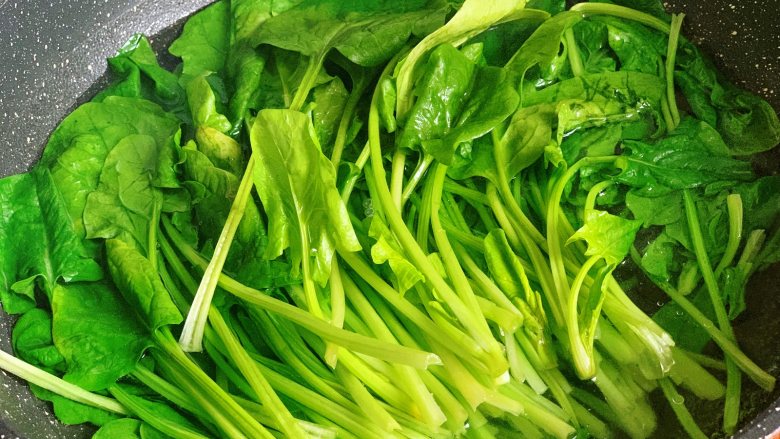 菠菜鸡蛋饼,锅里放入适量清水,大火烧开后加入几滴油和少许盐,再放入菠菜焯烫20-30秒。加盐和油可以让菠菜的颜色看起来更加翠绿。