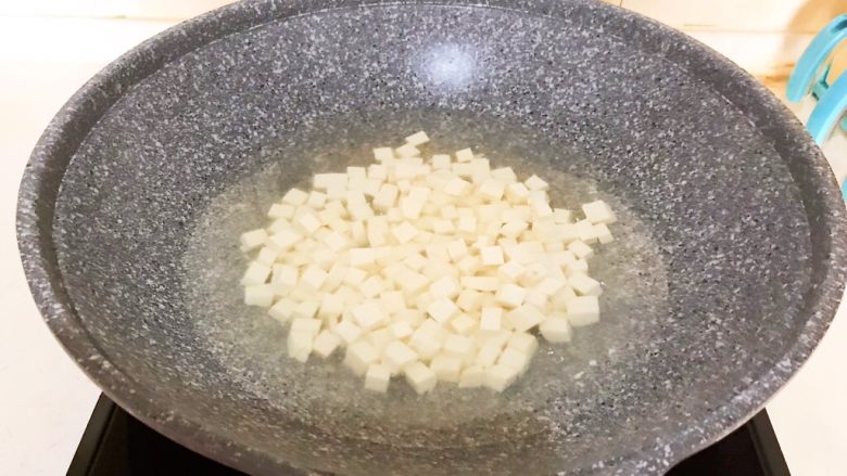 改良版 西湖牛肉羹,水开后放入豆腐,焯水2分钟