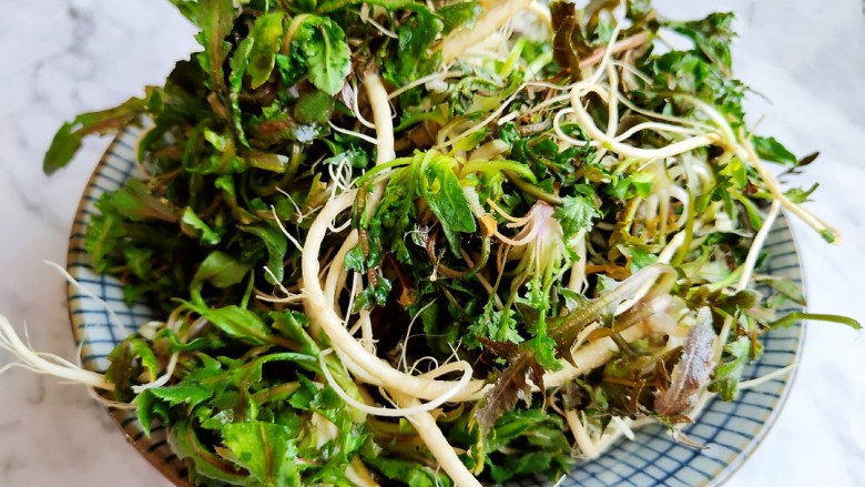 荠菜鸡蛋汤,放热水中焯水,焯到变软即可捞出拔凉控水。