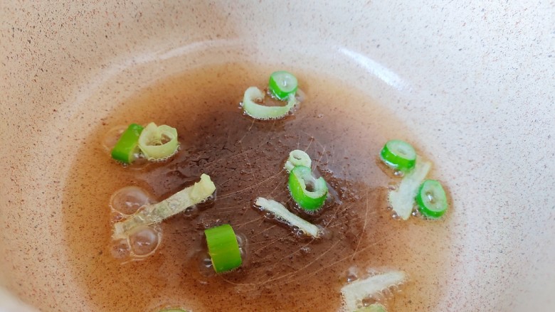 荠菜鸡蛋汤,锅里放少许油,加少许葱花。