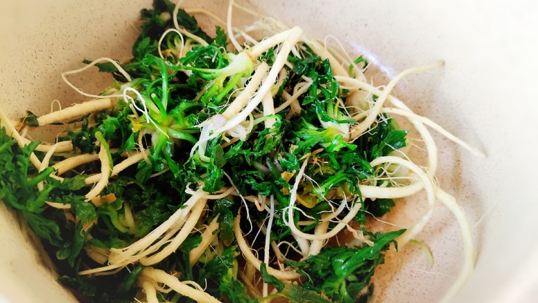 荠菜鸡蛋汤,炒出葱香味,加入焯水后的荠菜。
