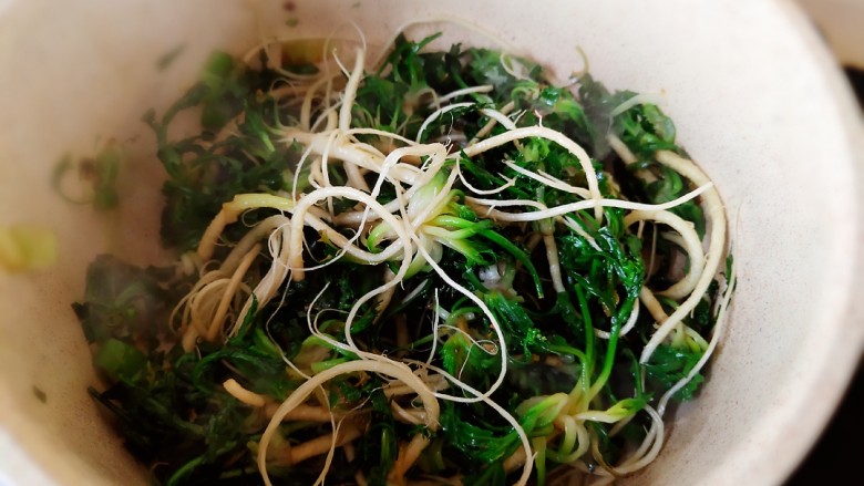 荠菜鸡蛋汤,用筷子不断翻炒,翻炒至荠菜油汪汪的。