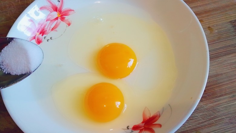 菠菜炒鸡蛋黑芝麻,加入适量盐