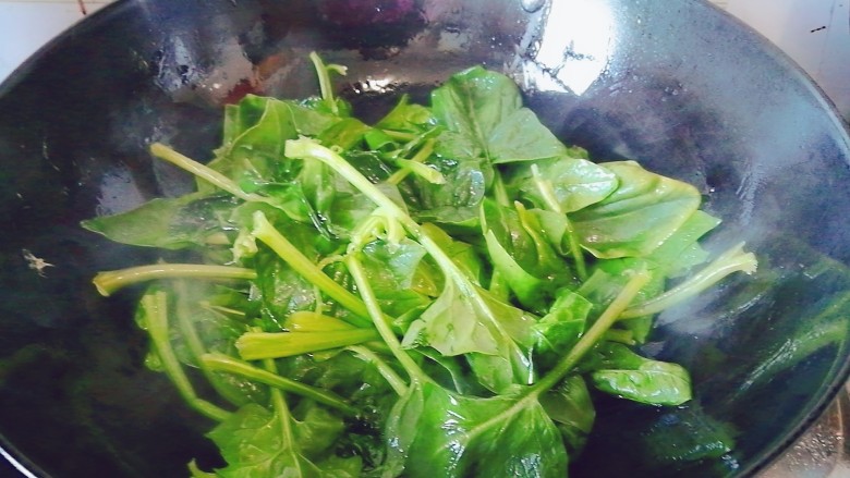 菠菜炒鸡蛋黑芝麻,热锅凉油炒<a style='color:red;display:inline-block;' href='/shicai/ 117'>菠菜</a>