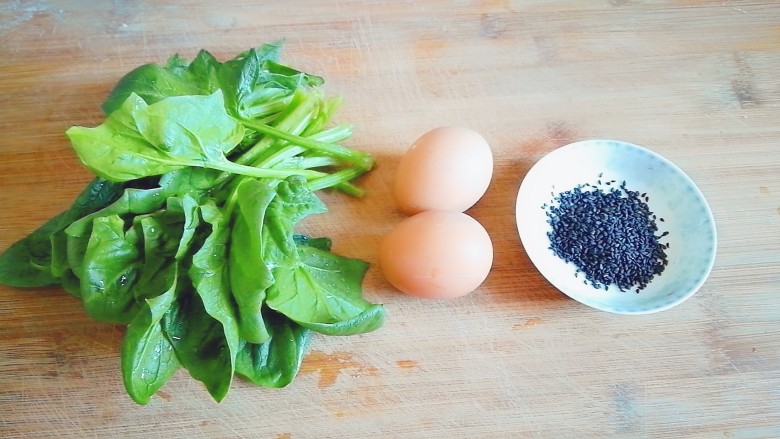 菠菜炒鸡蛋黑芝麻,备好所有食材