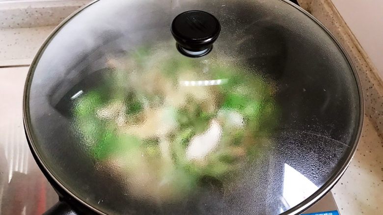 香菇腐皮黄白菜,盖上锅盖,转小火焖煮2分钟