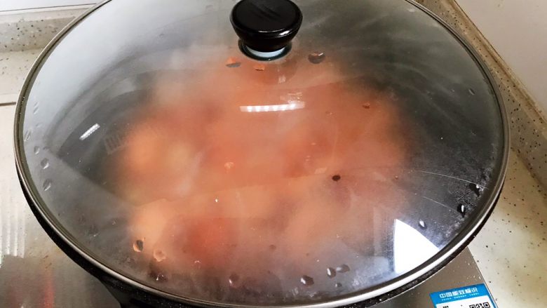 西红柿茄汁仙贝大海虾,盖上锅盖,转中小火焖煮2分钟