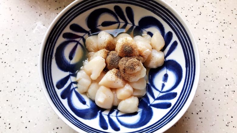 西红柿茄汁仙贝大海虾,仙贝丁洗净之后加少许料酒少许胡椒粉,抓均匀,腌制备用