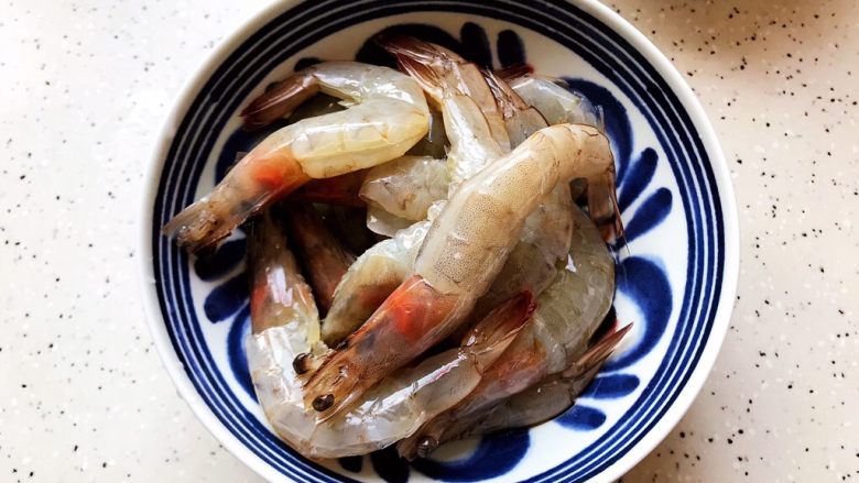 西红柿茄汁仙贝大海虾,<a style='color:red;display:inline-block;' href='/shicai/ 294'>海虾</a>剪去须去脚去虾枪,在背部剪开一刀,去掉虾肠,洗净