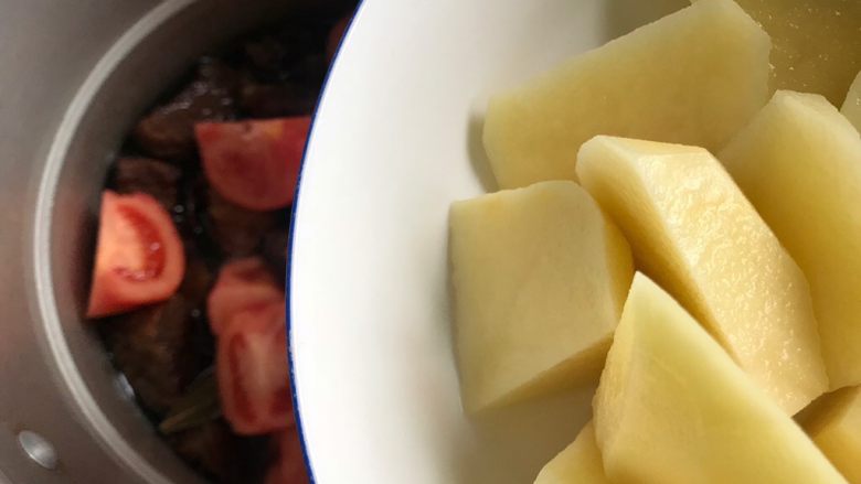 西红柿土豆炖牛腩(高压锅版),加入土豆