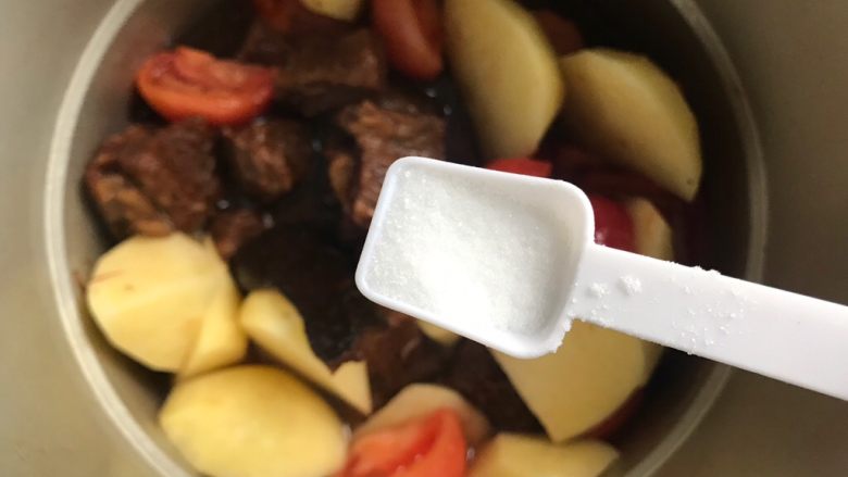 西红柿土豆炖牛腩(高压锅版),时间到,加一小勺细盐