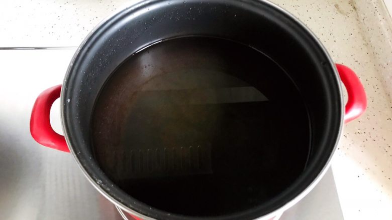西红柿土豆炖牛腩(高压锅版),锅内煮适量清水