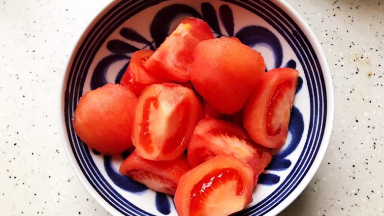 西红柿土豆炖牛腩(高压锅版),西红柿去皮洗净之后切成块
