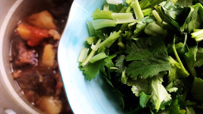 西红柿土豆炖牛腩(高压锅版),加入香菜,即可