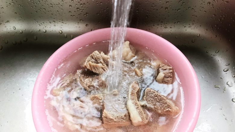 西红柿土豆炖牛腩(高压锅版),捞出煮好的牛腩,用流动水冲洗掉表面的浮沫