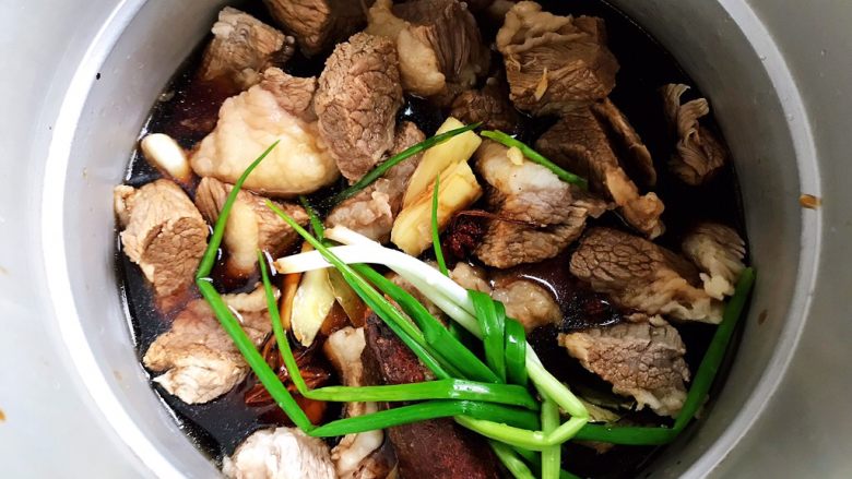 西红柿土豆炖牛腩(高压锅版),饮用水量不要没过食材,如图所示就差不多了