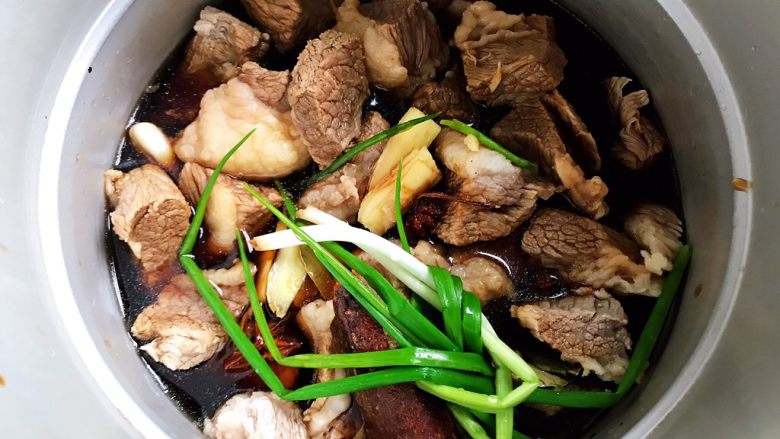 西红柿土豆炖牛腩（高压锅版）,饮用水量不要没过食材，如图所示就差不多了