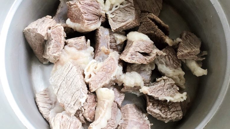 西红柿土豆炖牛腩(高压锅版),控干水分之后放入高压锅